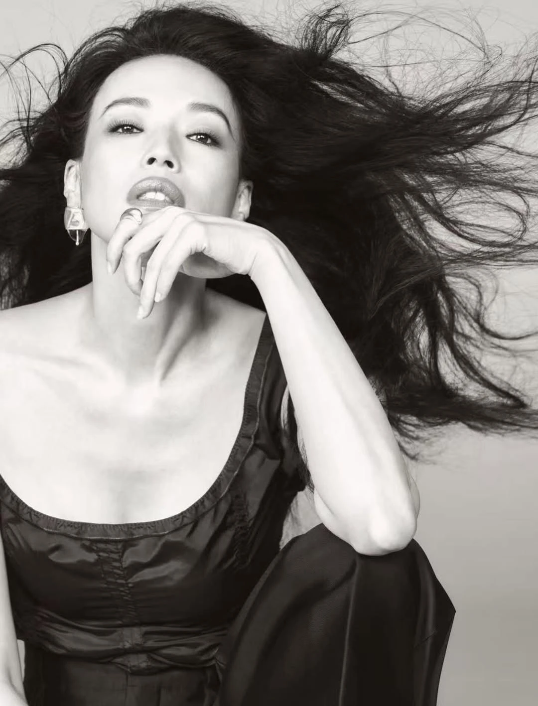 Thư Kỳ tuổi 50: Nhan sắc rực rỡ như bị thời gian bỏ quên - Hình 11