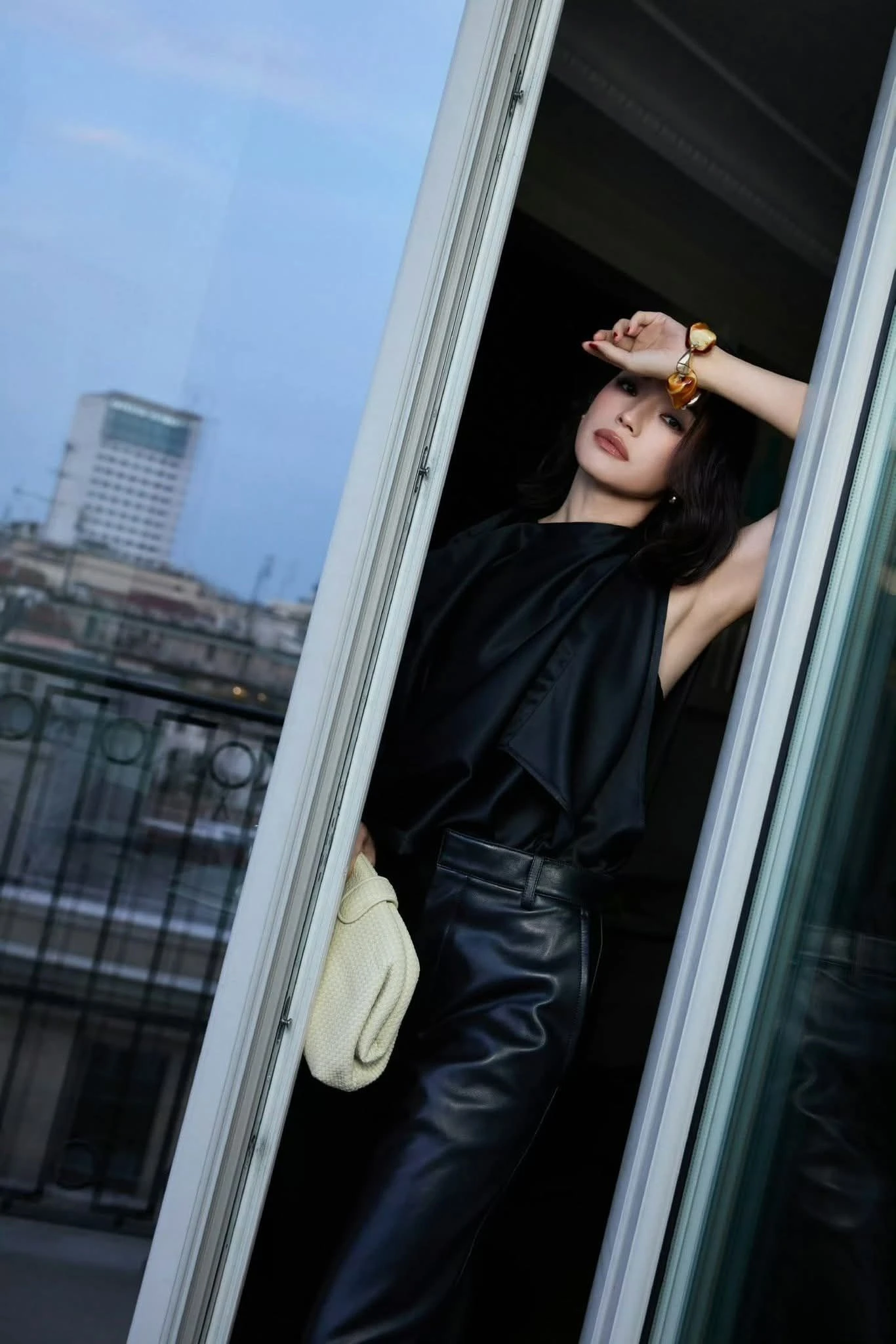 Thư Kỳ tuổi 50: Nhan sắc rực rỡ như bị thời gian bỏ quên - Hình 7