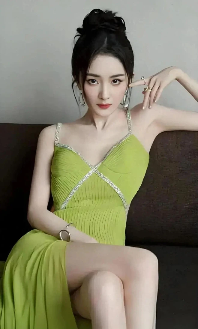 5 sao nữ giàu nhất Cbiz: Triệu Lệ Dĩnh đứng chót với 13.300 tỷ, số 1 quá đỗi out trình - Hình 3
