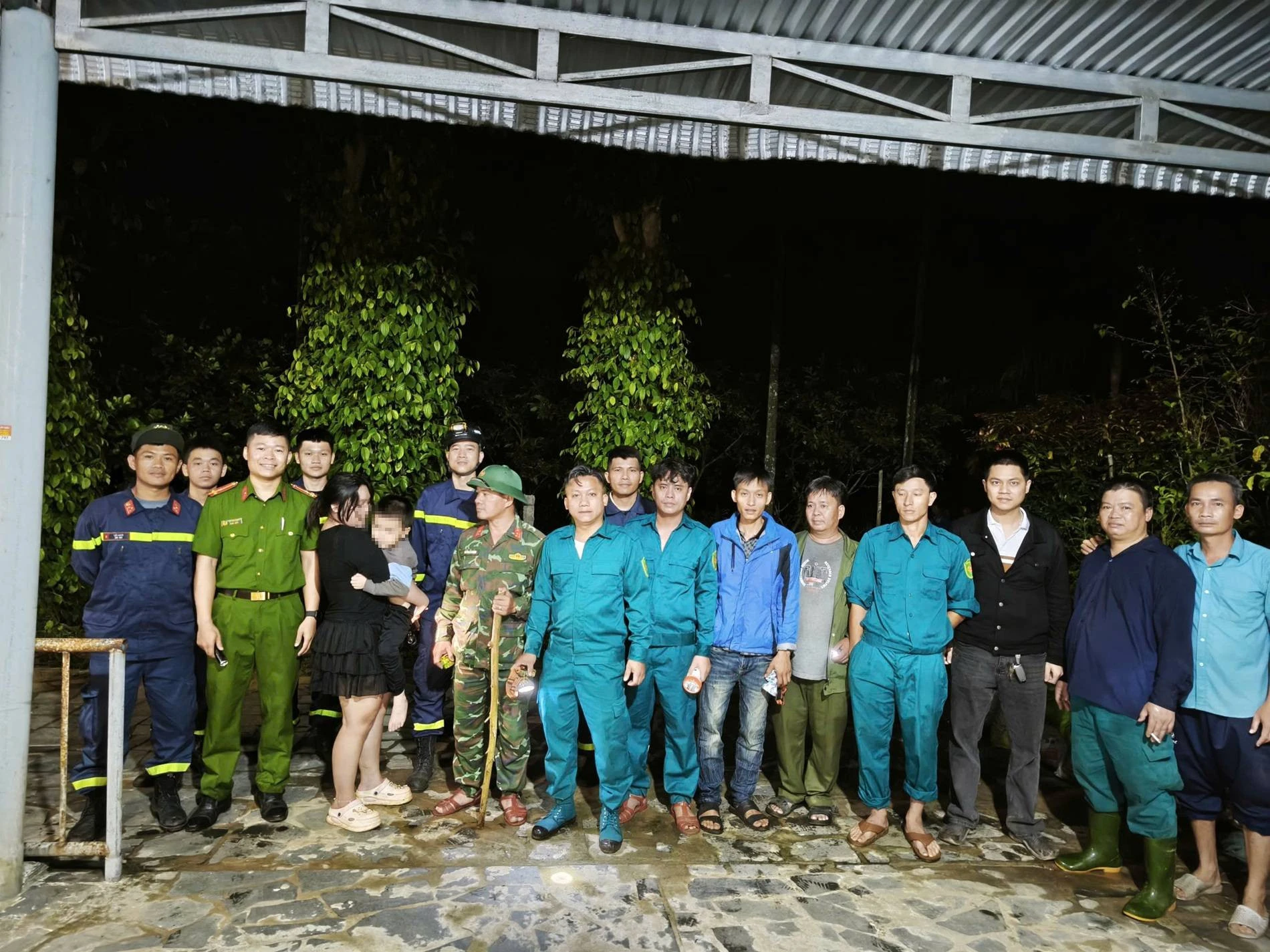 Băng đồi tìm kiếm bé trai 5 tuổi đi lạc trong đêm - Hình 1