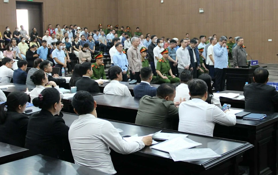 Cựu Phó giám đốc Công ty Hoàng Dân khai việc xách túi tiền đưa cán bộ - Hình 1