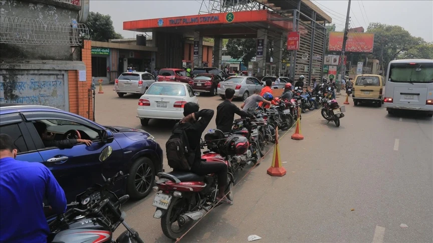 Không phải tắc đường, đây là dòng người vô tận chờ đổ xăng tại 1 quốc gia châu Á: Vấn đề không phải giá bao nhiêu nữa - Hình 1