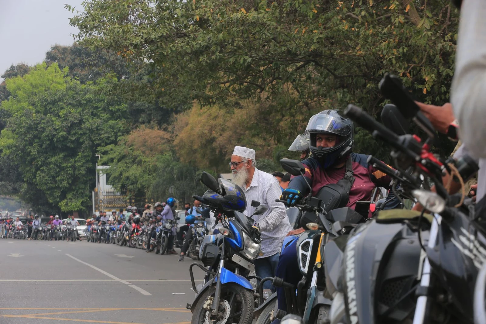 Không phải tắc đường, đây là dòng người vô tận chờ đổ xăng tại 1 quốc gia châu Á: Vấn đề không phải giá bao nhiêu nữa - Hình 2