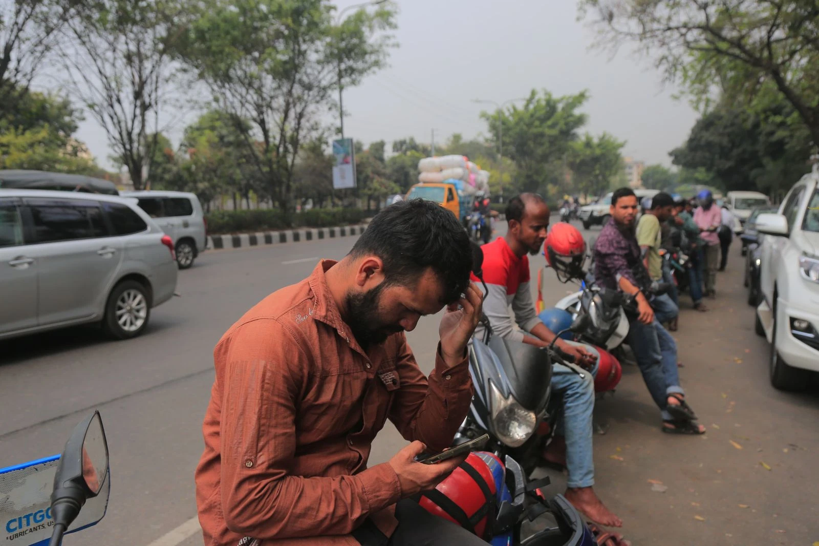 Không phải tắc đường, đây là dòng người vô tận chờ đổ xăng tại 1 quốc gia châu Á: Vấn đề không phải giá bao nhiêu nữa - Hình 3