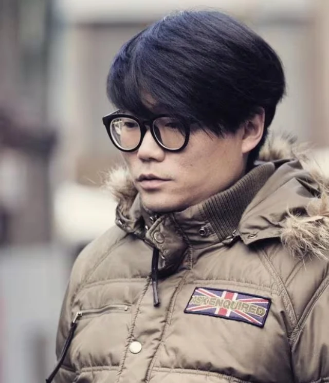 Không thể tin nổi: Nam đạo diễn bị hành hung, xuất huyết não qua đời ngay trước mắt con trai tự kỷ - Hình 1