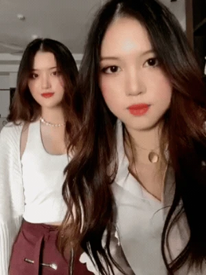 Khung hình một chín một mười của Phương Oanh và chị gái song sinh - Hình 2