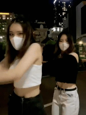 Khung hình một chín một mười của Phương Oanh và chị gái song sinh - Hình 4