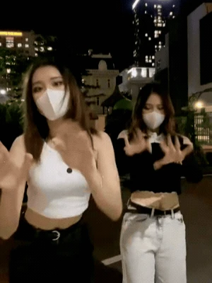 Khung hình một chín một mười của Phương Oanh và chị gái song sinh - Hình 3