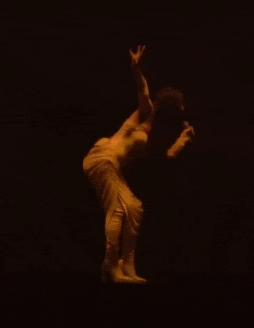 Nữ ca sĩ bị ghét nhất showbiz hiện tại: Không được cấp phép còn phá nát bản gốc vì hát dở, dân tình khuyên nên biết ngại - Hình 2