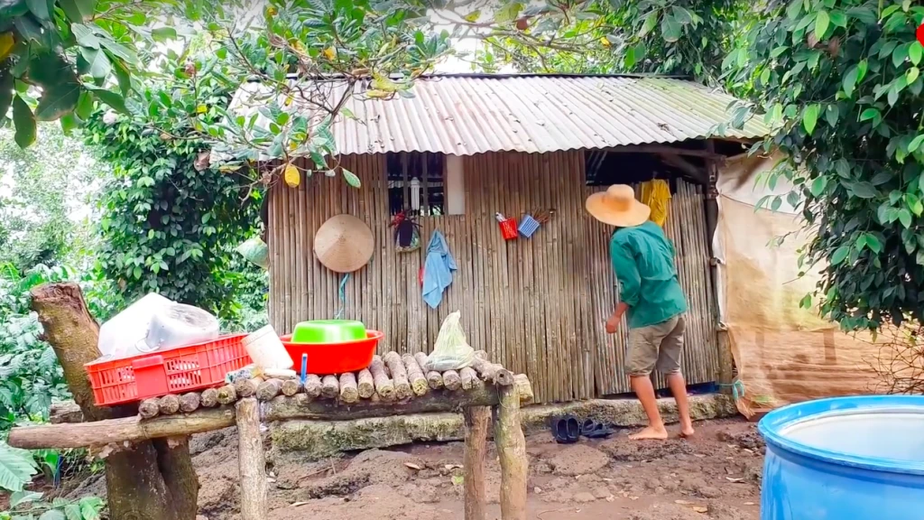 Sang Vlog: Đi làm công nhân, bỏ hết về quê chăm mẹ bệnh, không nhắc về bố ruột - Hình 1