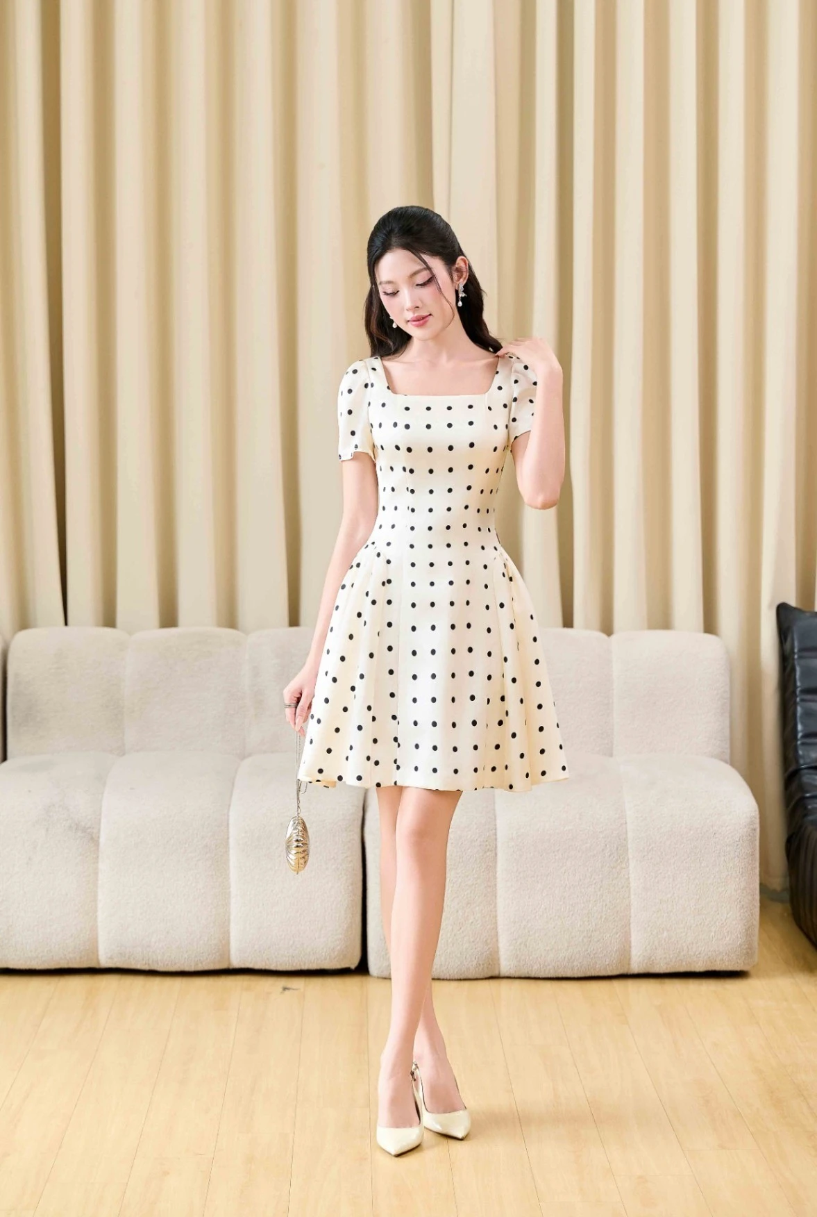 Rạng rỡ với váy họa tiết chấm bi cho những ngày giao mùa - Hình 3