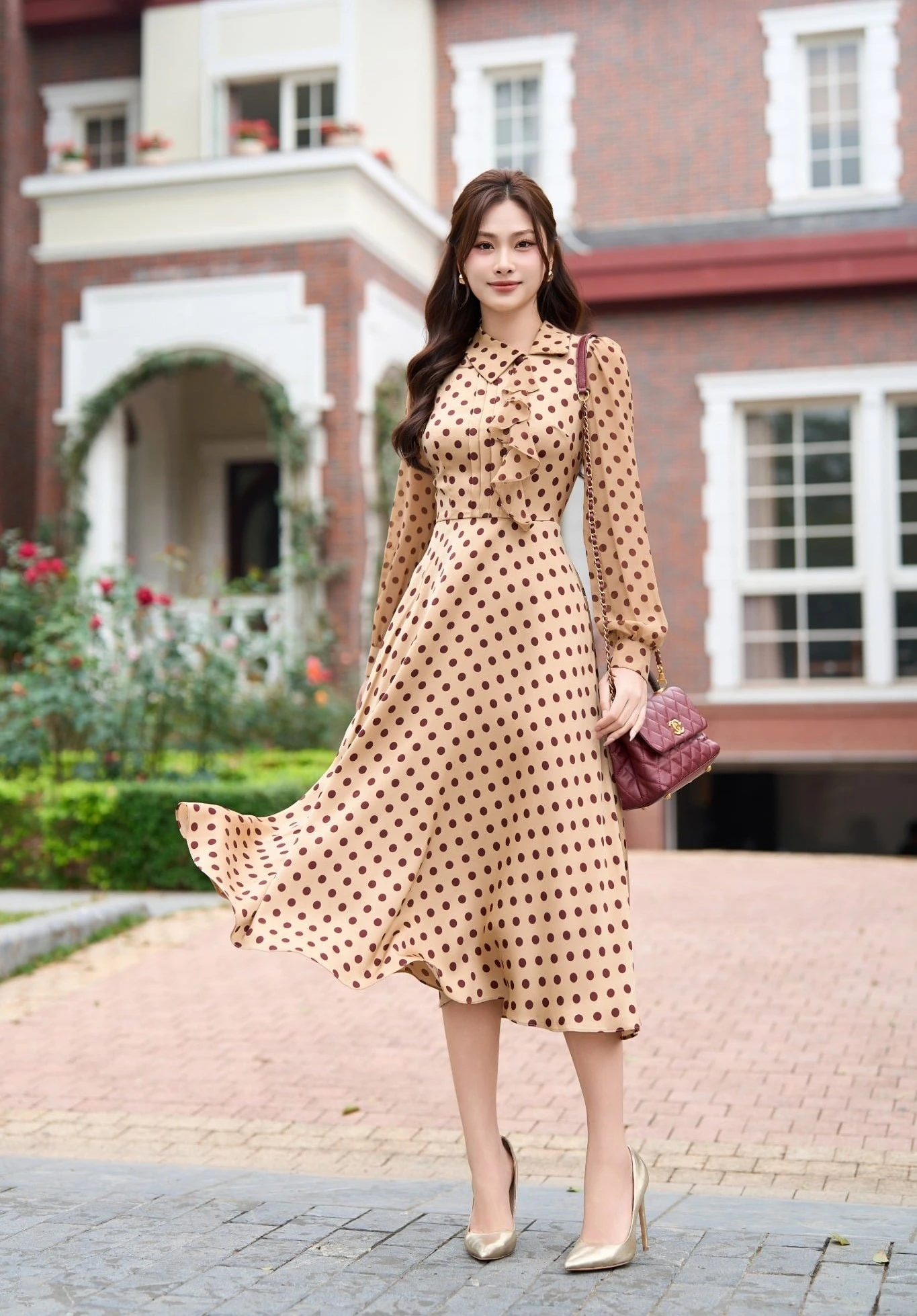 Rạng rỡ với váy họa tiết chấm bi cho những ngày giao mùa - Hình 7