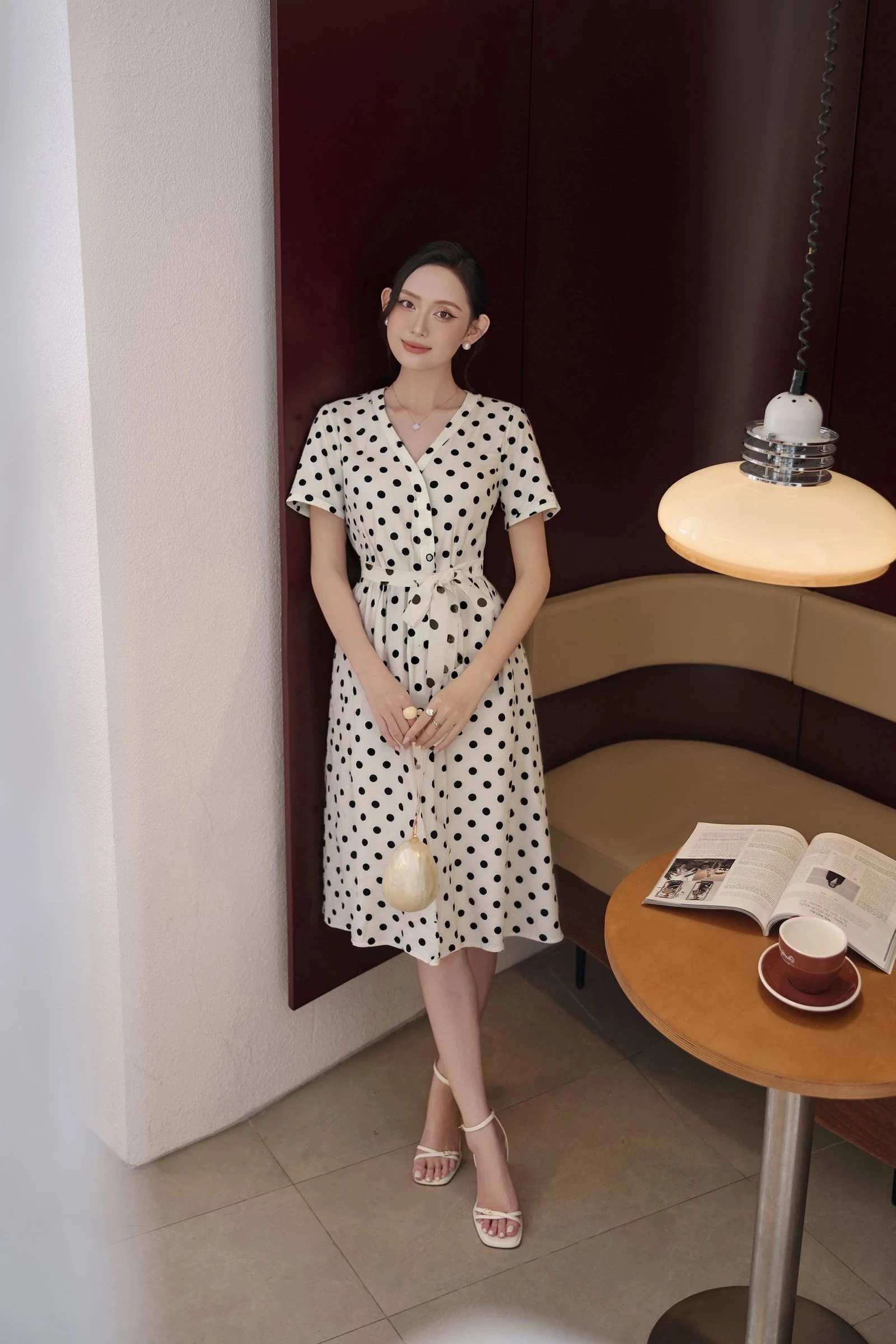 Rạng rỡ với váy họa tiết chấm bi cho những ngày giao mùa - Hình 4
