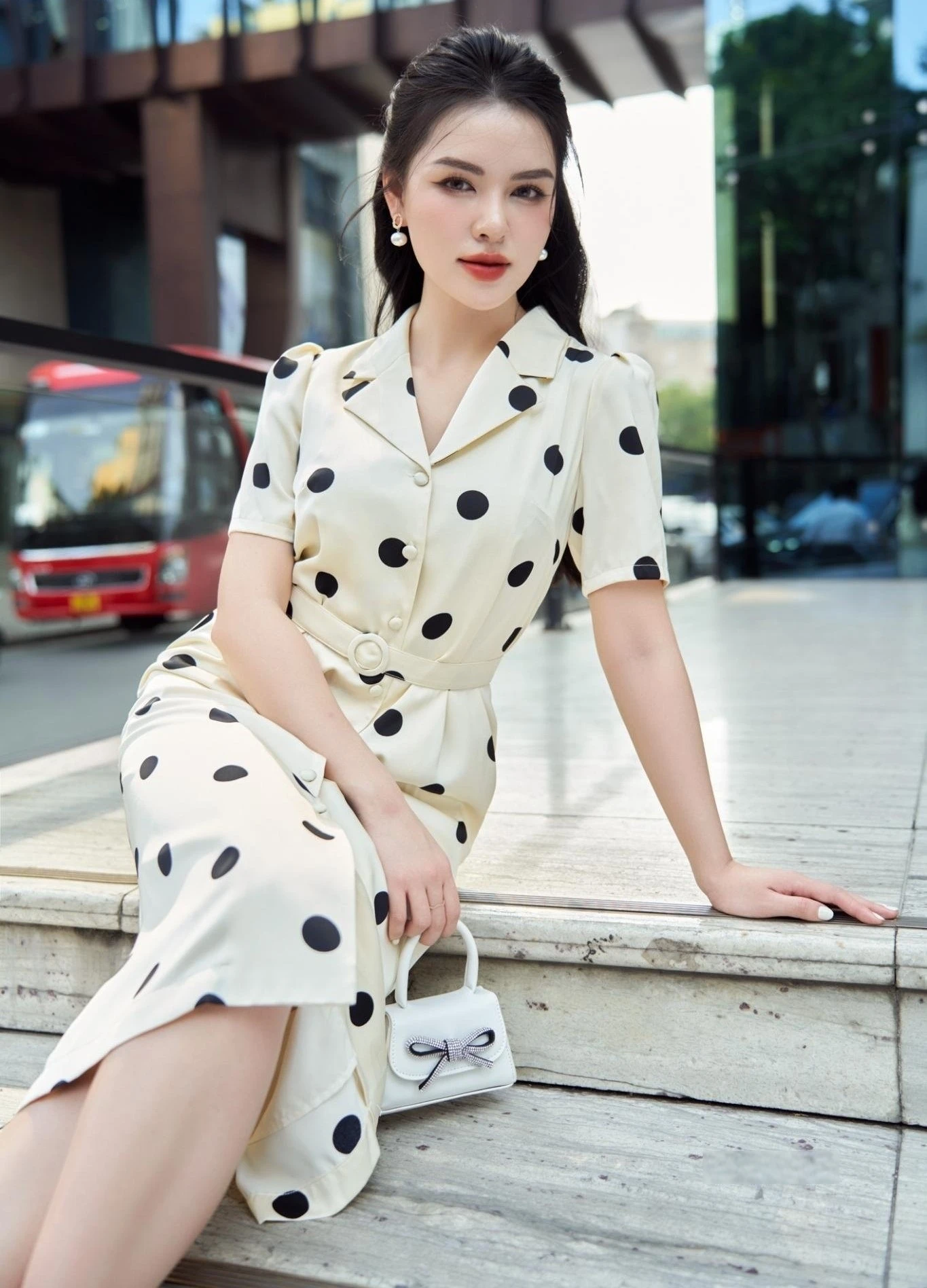 Rạng rỡ với váy họa tiết chấm bi cho những ngày giao mùa - Hình 2