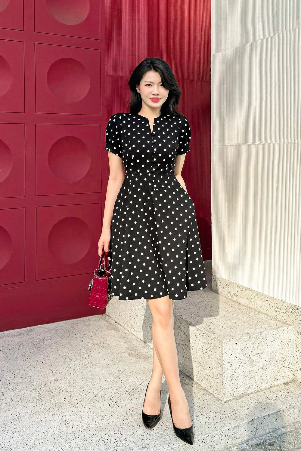 Rạng rỡ với váy họa tiết chấm bi cho những ngày giao mùa - Hình 6