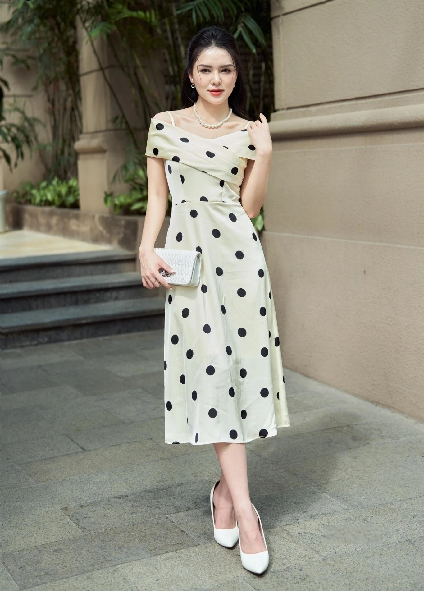 Rạng rỡ với váy họa tiết chấm bi cho những ngày giao mùa - Hình 1