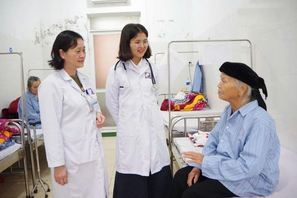 Cô học trò nghèo trở thành bác sĩ nhờ tấm lòng của những người lính - Hình 2