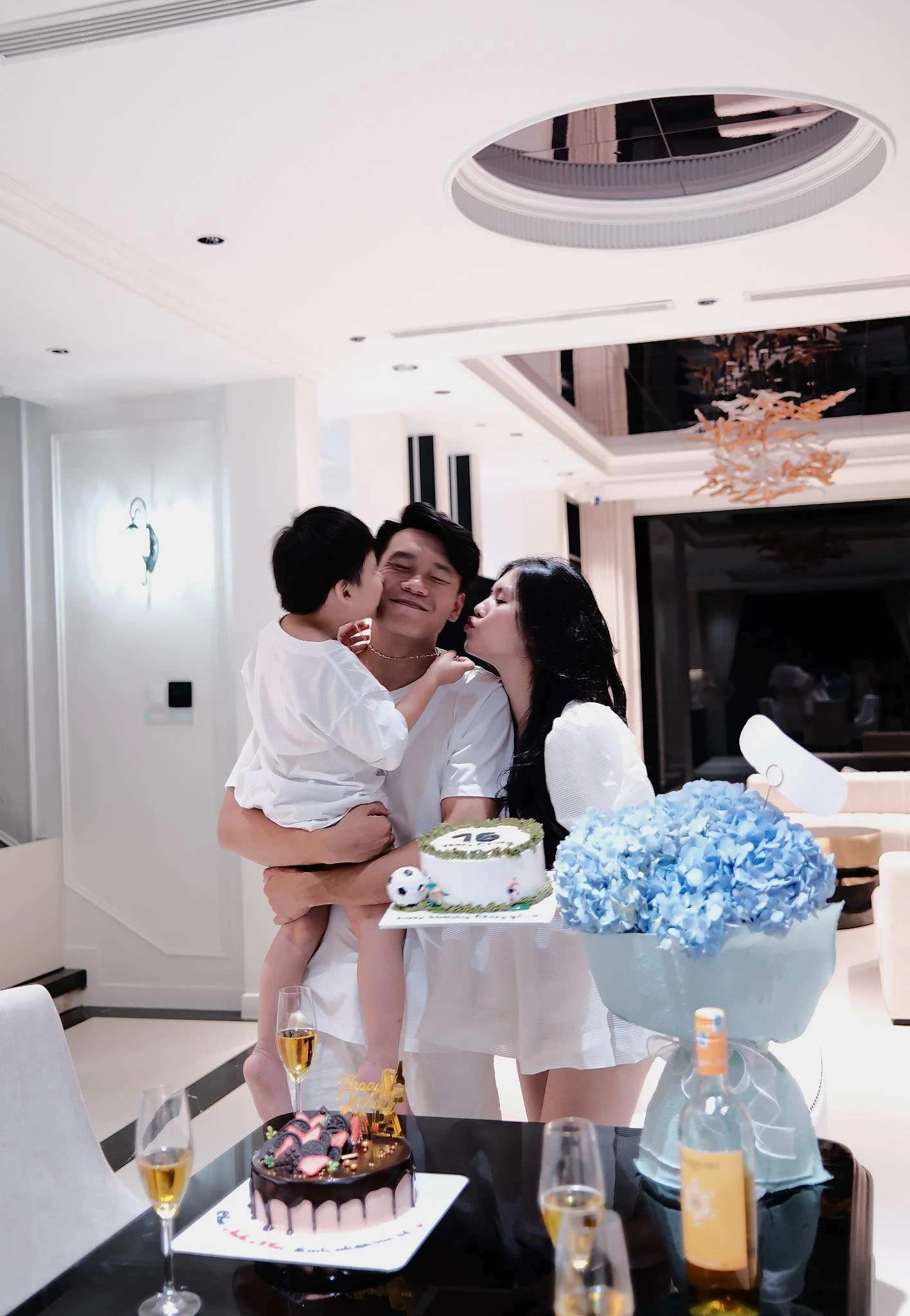 Vợ chồng Thành Chung - Tố Uyên sống cuộc đời như ngôn tình: Xây biệt thự mấy chục tỷ cho vợ ở, còn tự tay trồng cả vườn hoa hồng chỉ vì vợ thích ngắm hoa - Hình 2