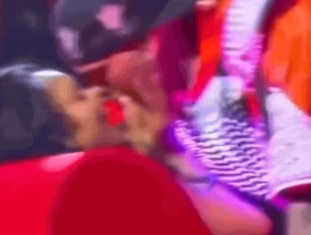 Nam ca sĩ hôn ngấu nghiến 1 phụ nữ có gia đình ngay trước mặt người chồng, soi quá khứ mới thấy ngán ngẩm - Hình 1