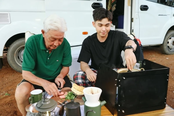 Nam ca sĩ Vbiz tự nhận cả đời chưa có lấy 1 bản hit, ra MV đầy tranh cãi viral bằng 16 năm đi hát - Hình 6