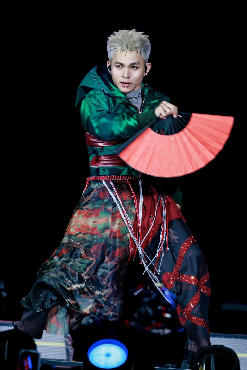 Nam ca sĩ Vbiz tự nhận cả đời chưa có lấy 1 bản hit, ra MV đầy tranh cãi viral bằng 16 năm đi hát - Hình 3