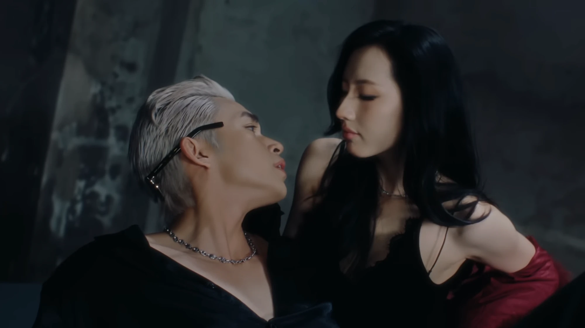 Nam ca sĩ Vbiz tự nhận cả đời chưa có lấy 1 bản hit, ra MV đầy tranh cãi viral bằng 16 năm đi hát - Hình 4