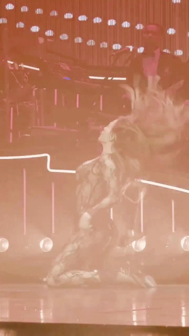 Ngoại hình gây sốc của mỹ nhân đẹp nhất thế giới, 56 tuổi vẫn gây tranh cãi - Hình 5