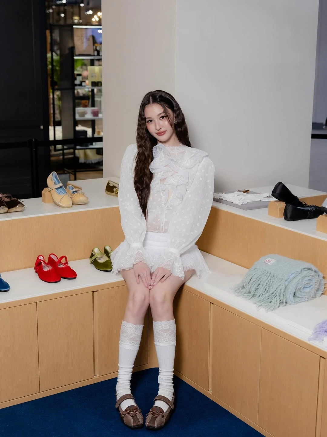 Sức hút nhẹ nhàng từ trang phục vải ren - Hình 6