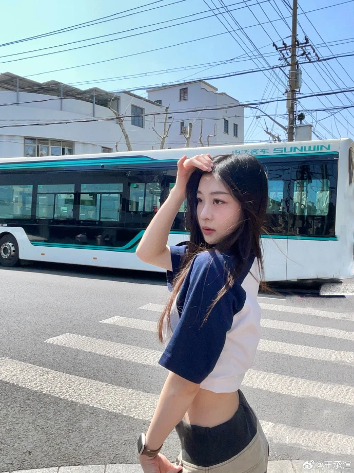 Hoa khôi showbiz xinh như ánh dương bị đình chỉ toàn bộ hoạt động, nay được bắt gặp tìm việc pha chế cafe - Hình 3