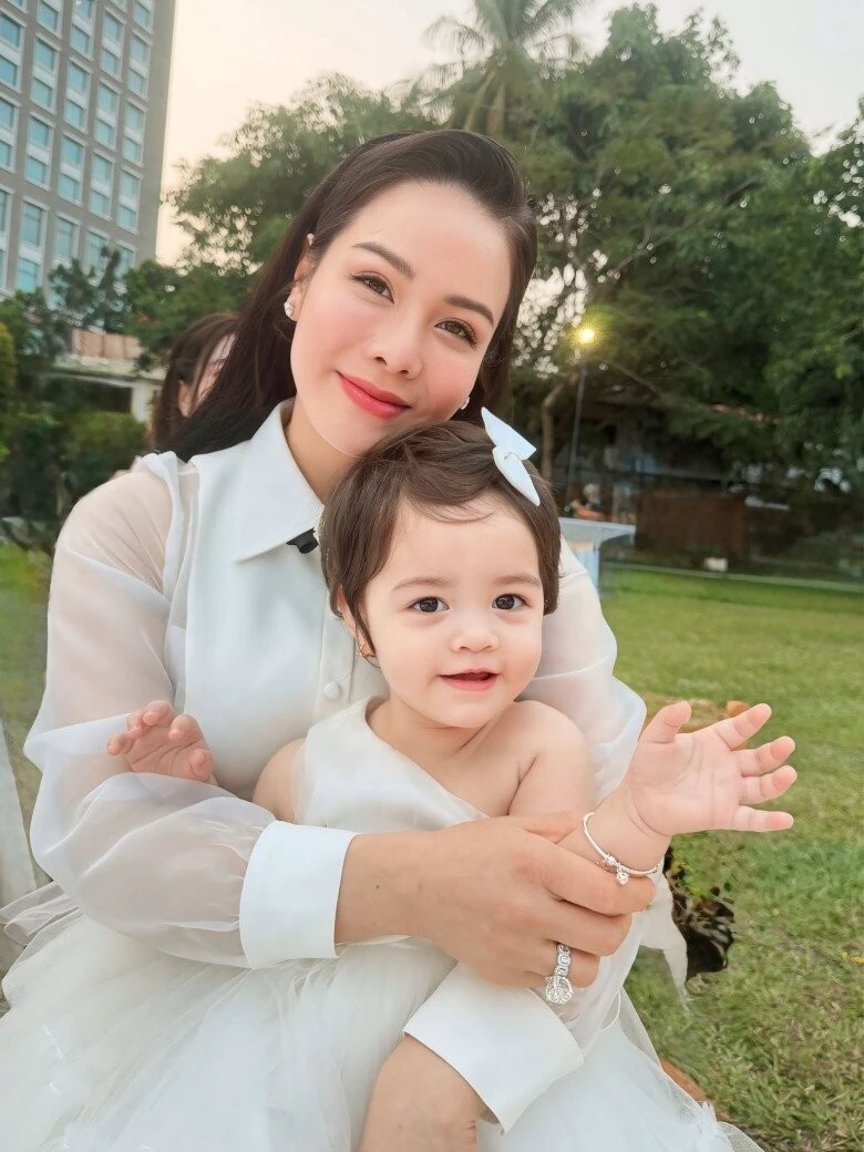 Nhật Kim Anh xúc động trước khoảnh khắc con gái bịn rịn tiễn mẹ đi làm - Hình 5