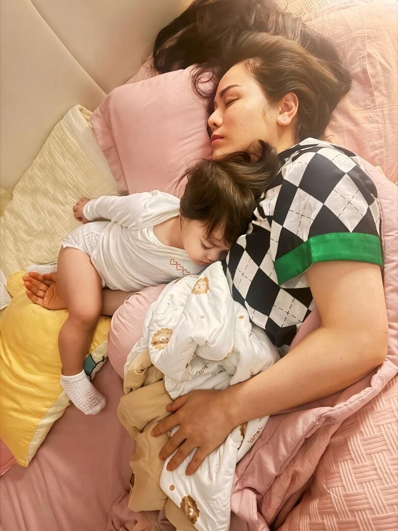 Nhật Kim Anh xúc động trước khoảnh khắc con gái bịn rịn tiễn mẹ đi làm - Hình 2