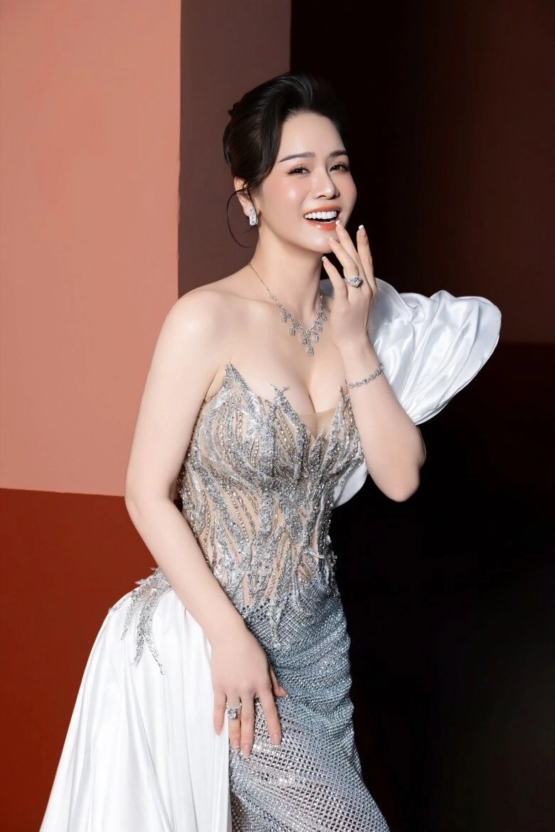 Nhật Kim Anh xúc động trước khoảnh khắc con gái bịn rịn tiễn mẹ đi làm - Hình 6