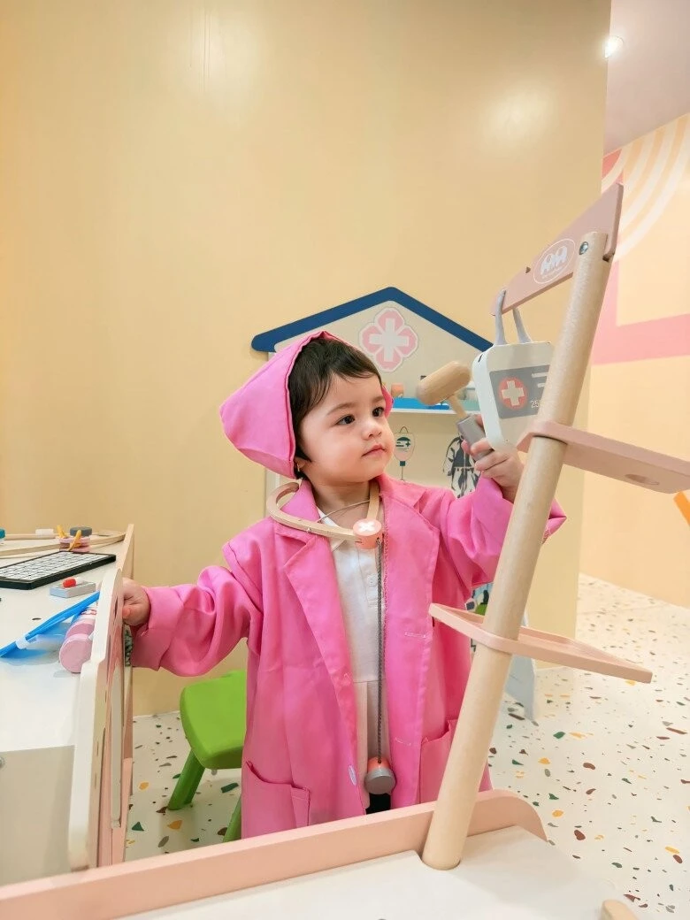 Nhật Kim Anh xúc động trước khoảnh khắc con gái bịn rịn tiễn mẹ đi làm - Hình 3