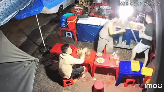 Vụ gã đàn ông tấn công bà lão ở quán ăn: Không thể biện minh hành vi côn đồ - Hình 1