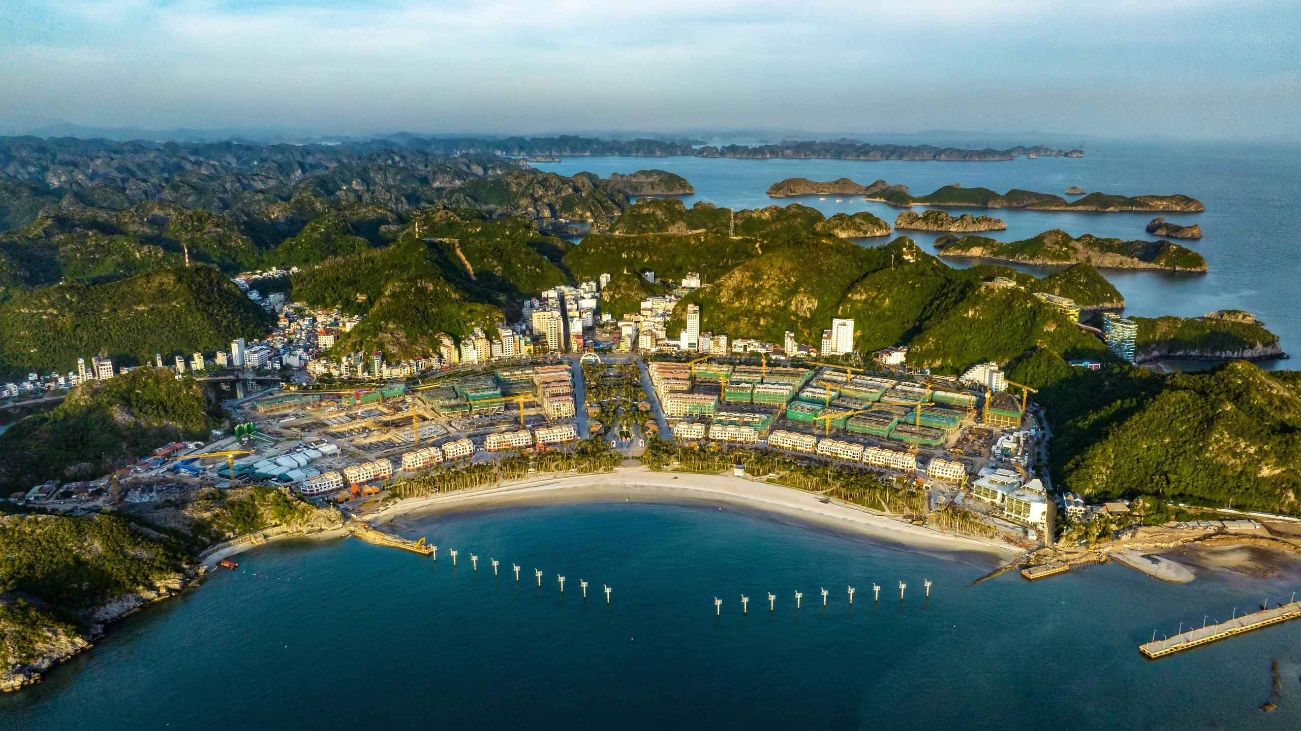 Đảo Ngọc miền Bắc có gì đặc biệt khiến du khách mê mẩn? - Hình 1