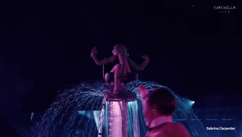 Nữ ca sĩ cao 1m50 có 51 triệu fan càn quét Coachella: Hát live 20 bài, dựng 10 sân khấu, ném xương cho dancer hoá thú - Hình 5