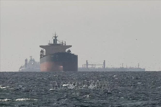 Eo biển Hormuz ghi nhận tàu thuyền qua lại trước đàm phán hòa bình - Hình 1