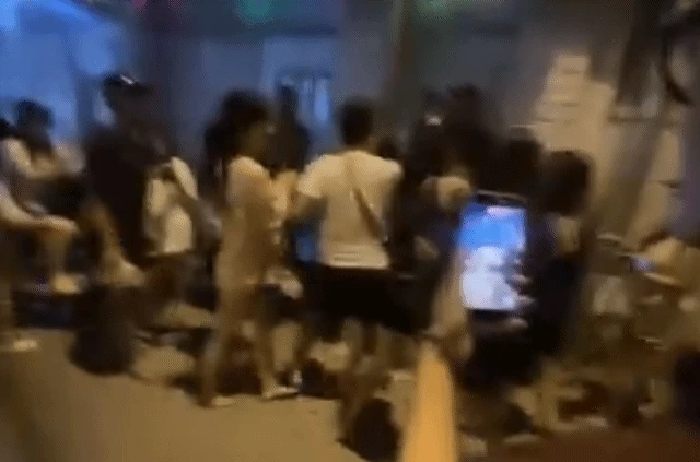 Hai nhóm phụ nữ ẩu đả, hàng chục người vây quanh quay clip - Hình 1