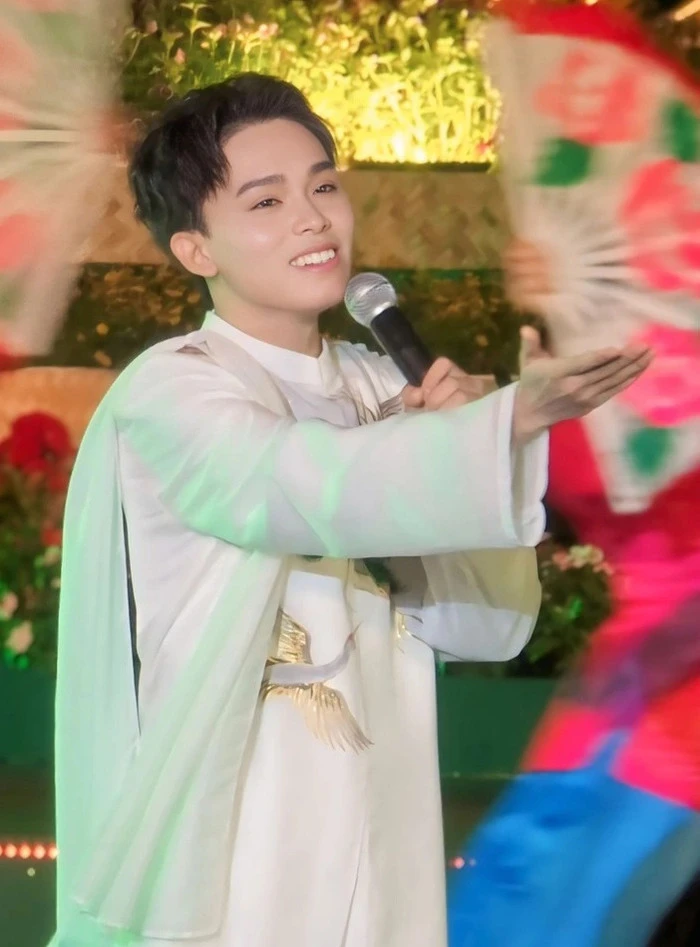 Hồ Văn Cường hiếm hoi hát nhạc trẻ trên sân khấu, bất ngờ phản ứng khán giả - Hình 4