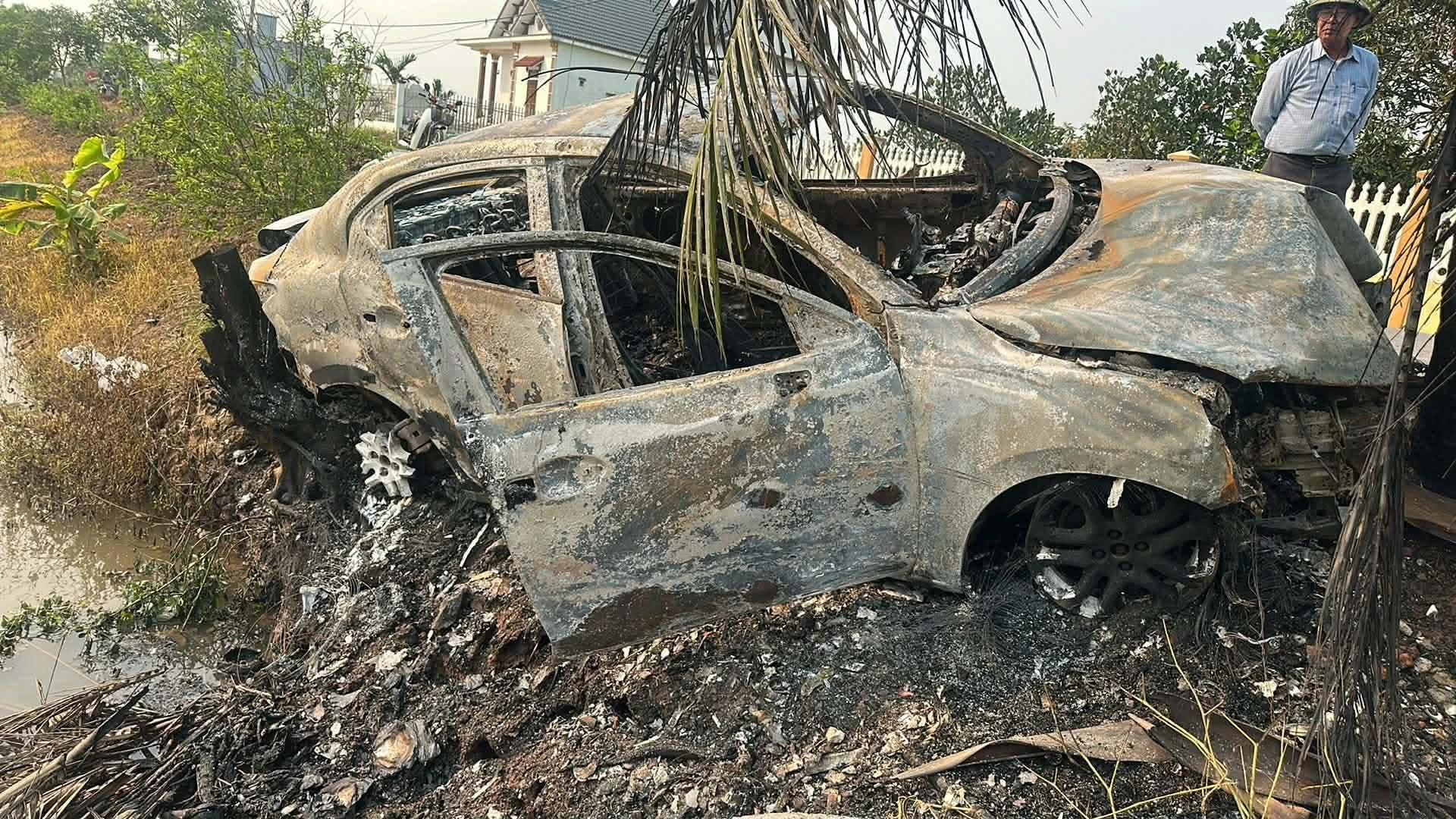 Ô tô chở 2 người bất ngờ bốc cháy ngùn ngụt, trơ khung ở Ninh Bình - Hình 1