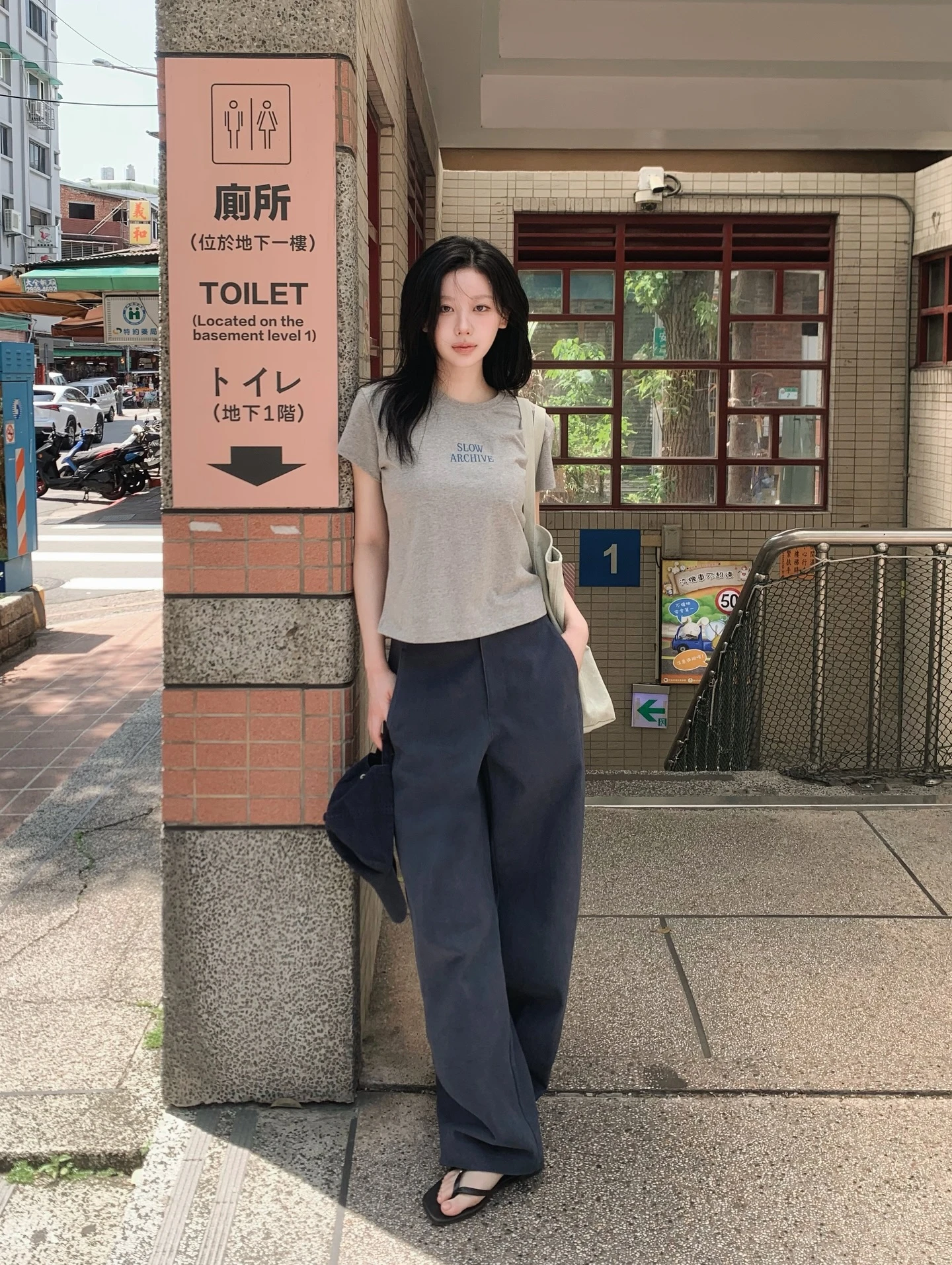 4 mẫu áo hoàn hảo để mặc đi du lịch, vừa nhẹ mát vừa ăn ảnh - Hình 3