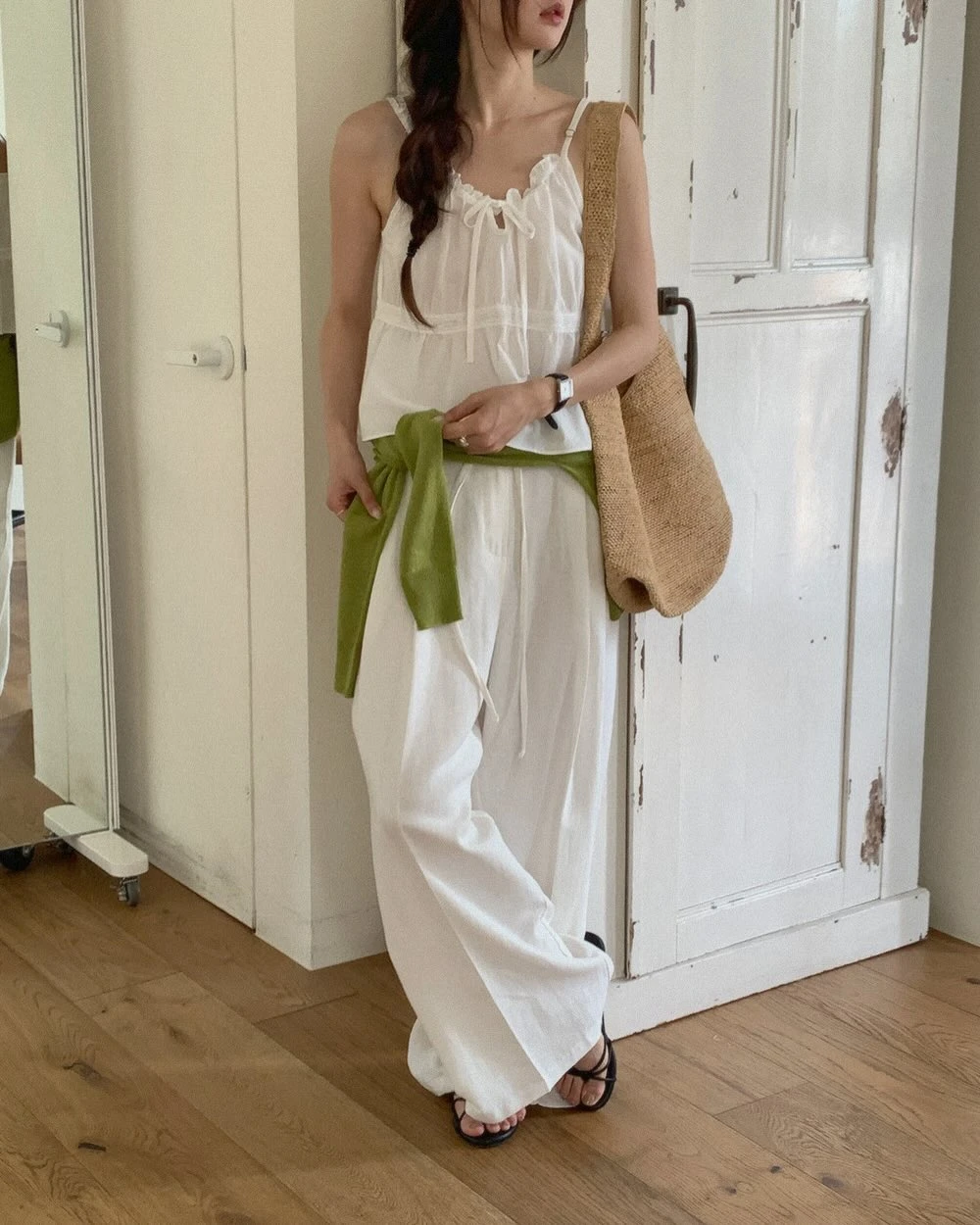 4 mẫu áo hoàn hảo để mặc đi du lịch, vừa nhẹ mát vừa ăn ảnh - Hình 2