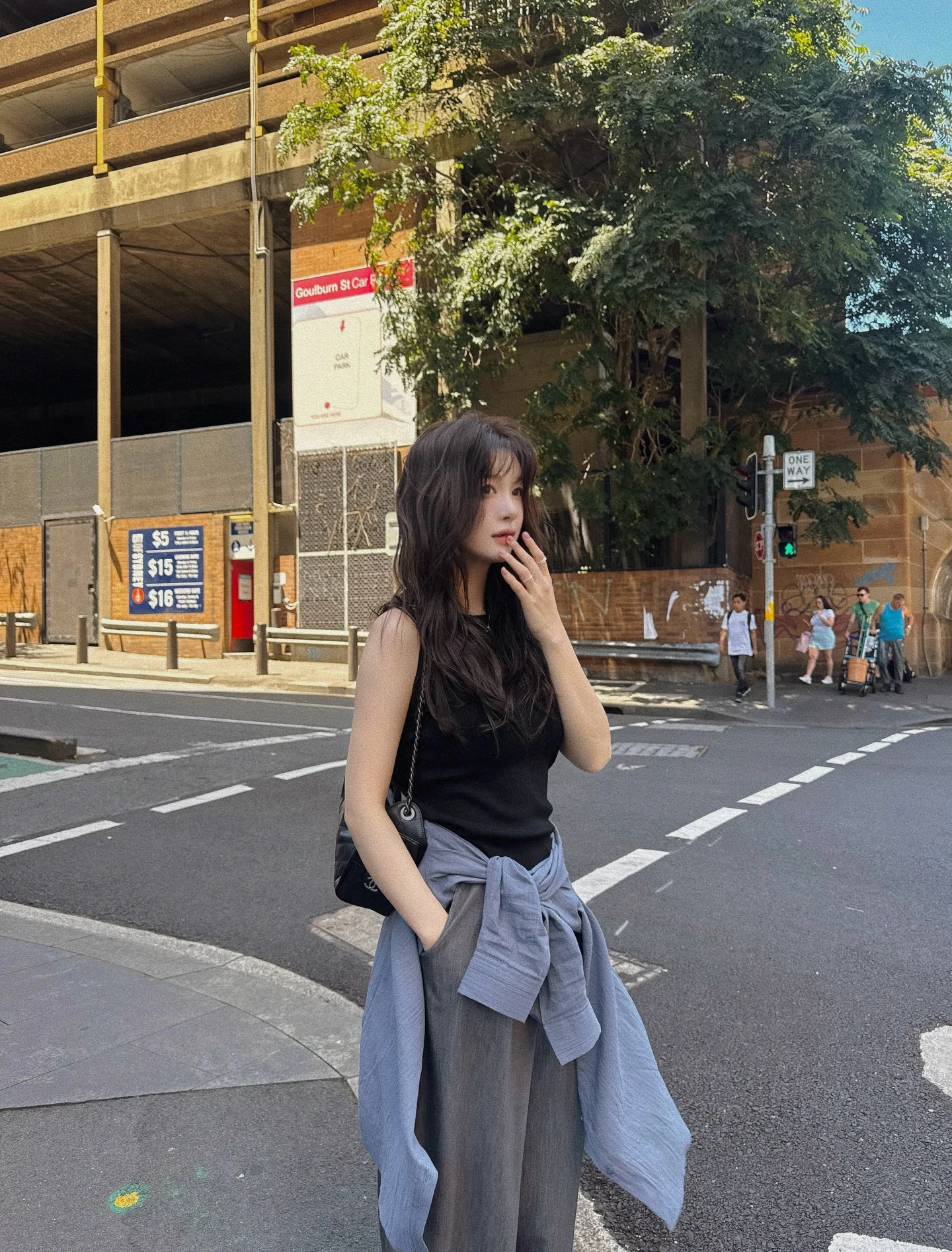 4 mẫu áo hoàn hảo để mặc đi du lịch, vừa nhẹ mát vừa ăn ảnh - Hình 10