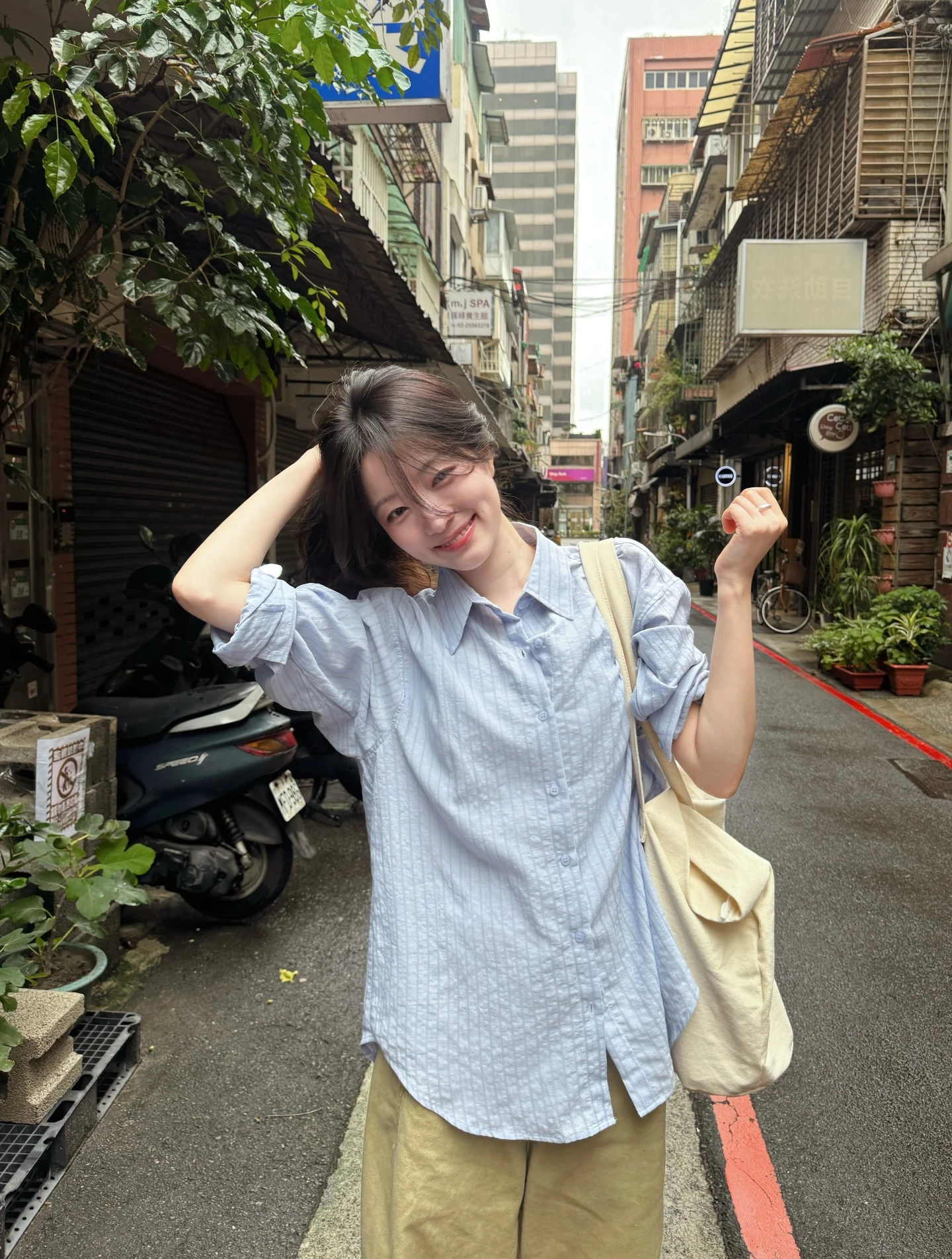 4 mẫu áo hoàn hảo để mặc đi du lịch, vừa nhẹ mát vừa ăn ảnh - Hình 5