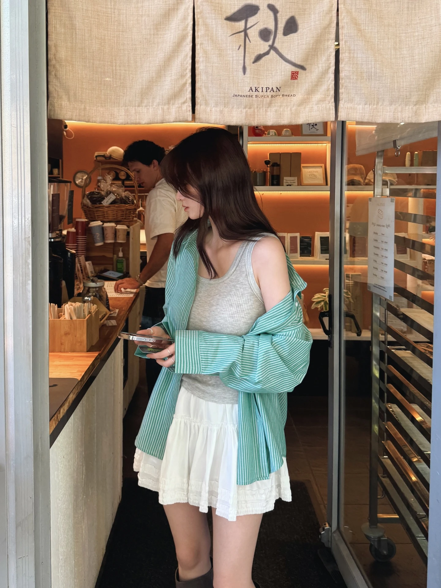 4 mẫu áo hoàn hảo để mặc đi du lịch, vừa nhẹ mát vừa ăn ảnh - Hình 9