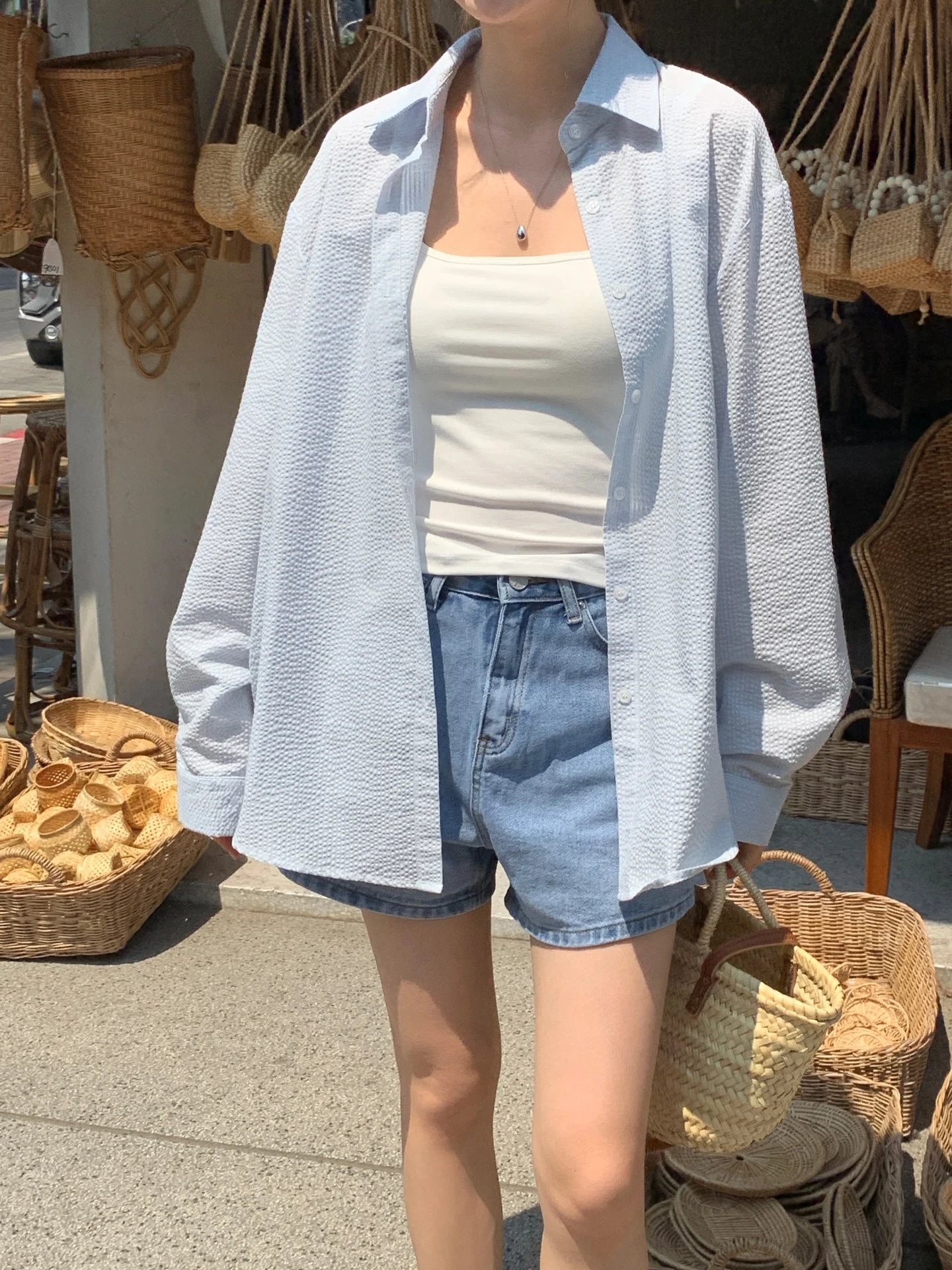 4 mẫu áo hoàn hảo để mặc đi du lịch, vừa nhẹ mát vừa ăn ảnh - Hình 6