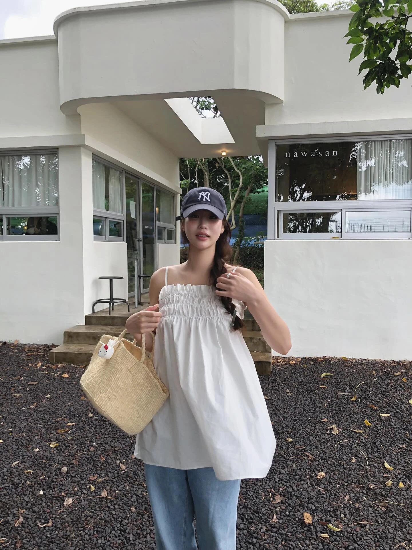 4 mẫu áo hoàn hảo để mặc đi du lịch, vừa nhẹ mát vừa ăn ảnh - Hình 1