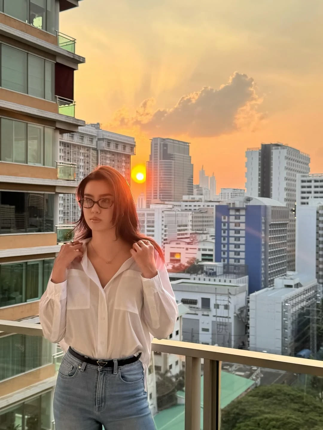 Áo sơ mi trắng, chìa khóa biến hóa đa phong cách cho nàng hiện đại - Hình 2