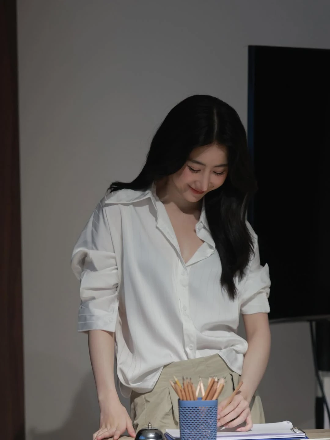 Áo sơ mi trắng, chìa khóa biến hóa đa phong cách cho nàng hiện đại - Hình 4