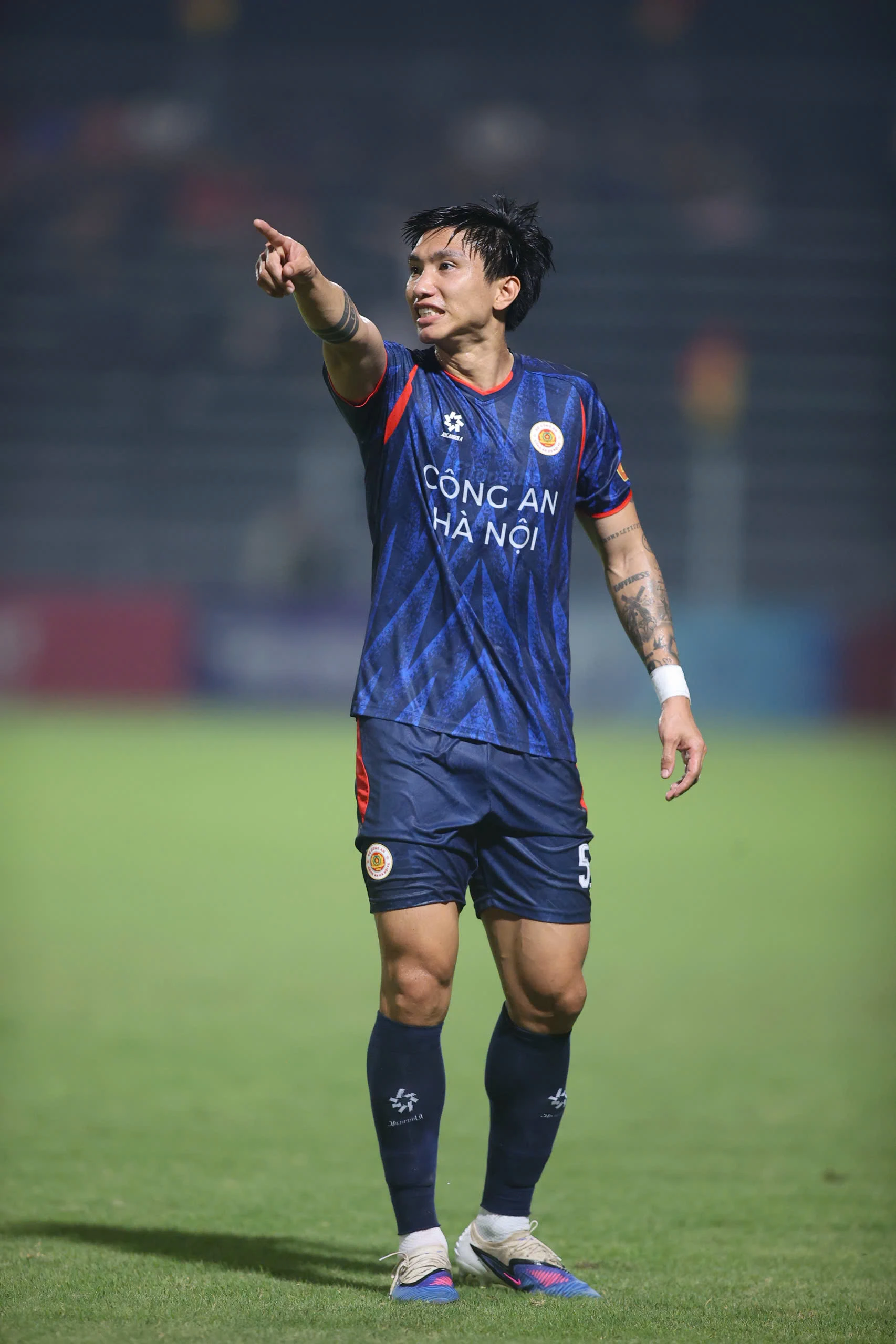 HLV Mano Polking: Văn Hậu là cầu thủ chuyên nghiệp - Hình 2